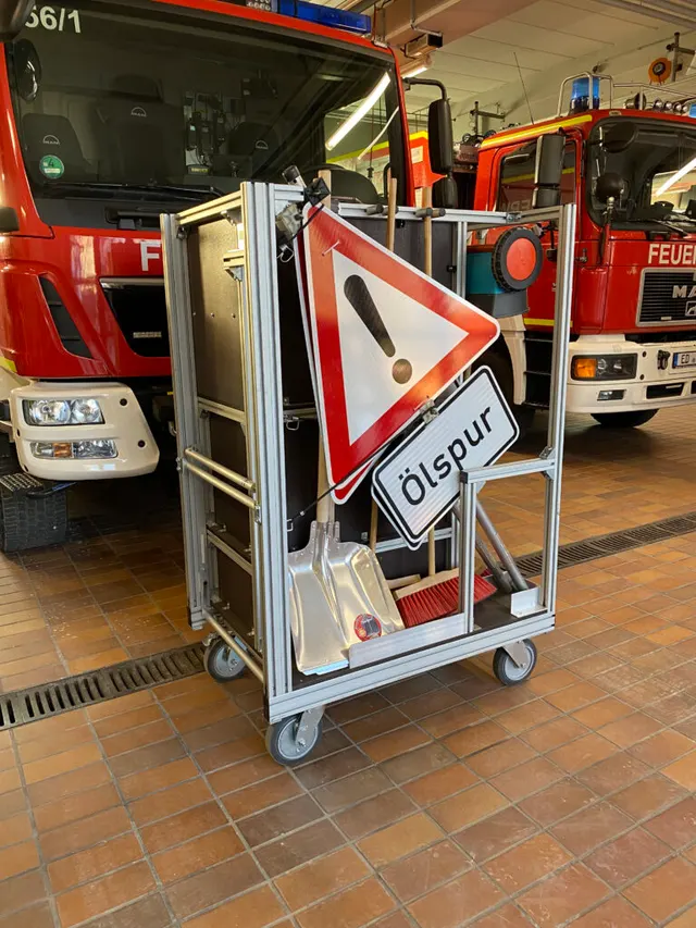 Rollwagen Ölspur der Freiwilligen Feuerwehr Altenerding
